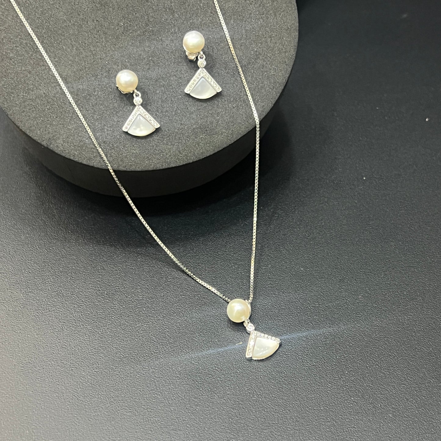 Ladies Pendant Set Pearl