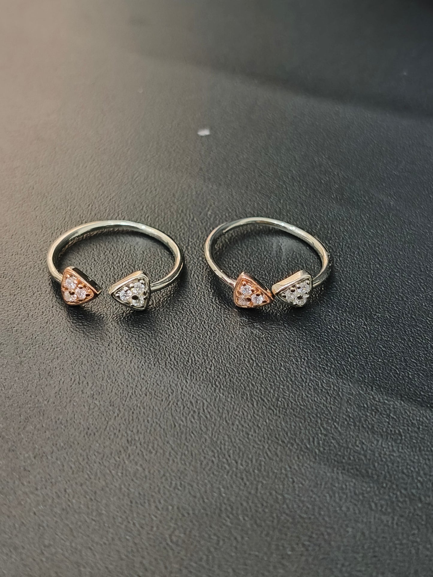 Ladies Toe Rings_2 Triangle Stone