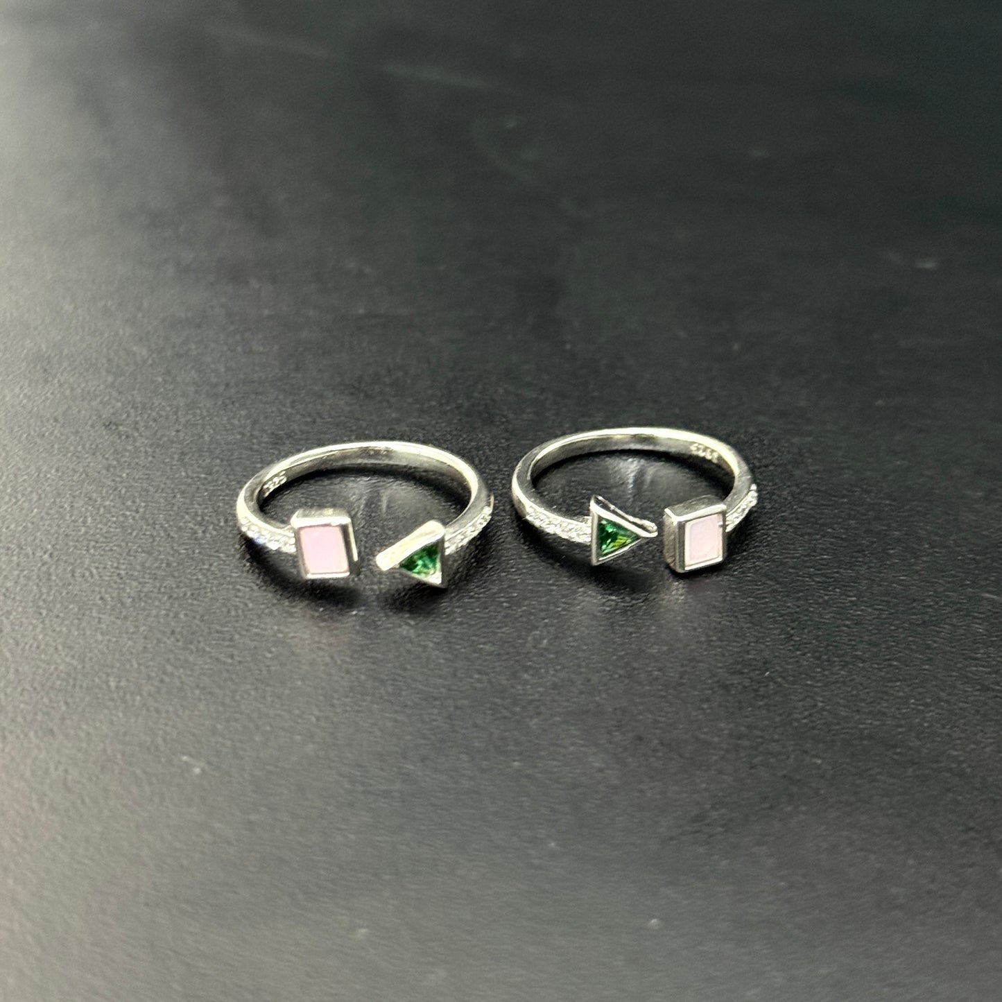 Ladies Silver Toe Rings_Aarti Gleam Green Stone