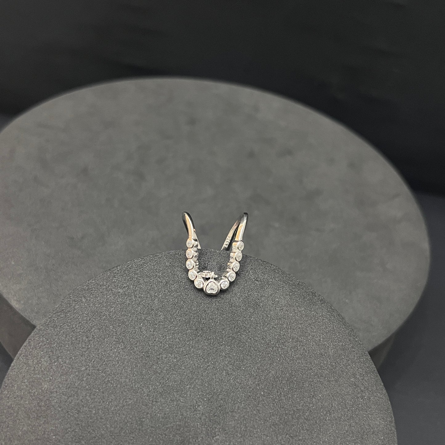 Silver Vanki Ladies Ring Hanging Zicron SS