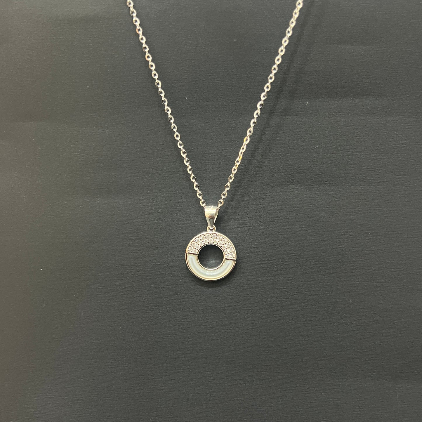 Ladies Pendant Chain Circle
