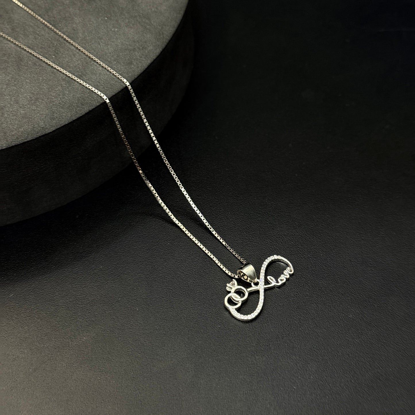Ladies Pendant Infinity