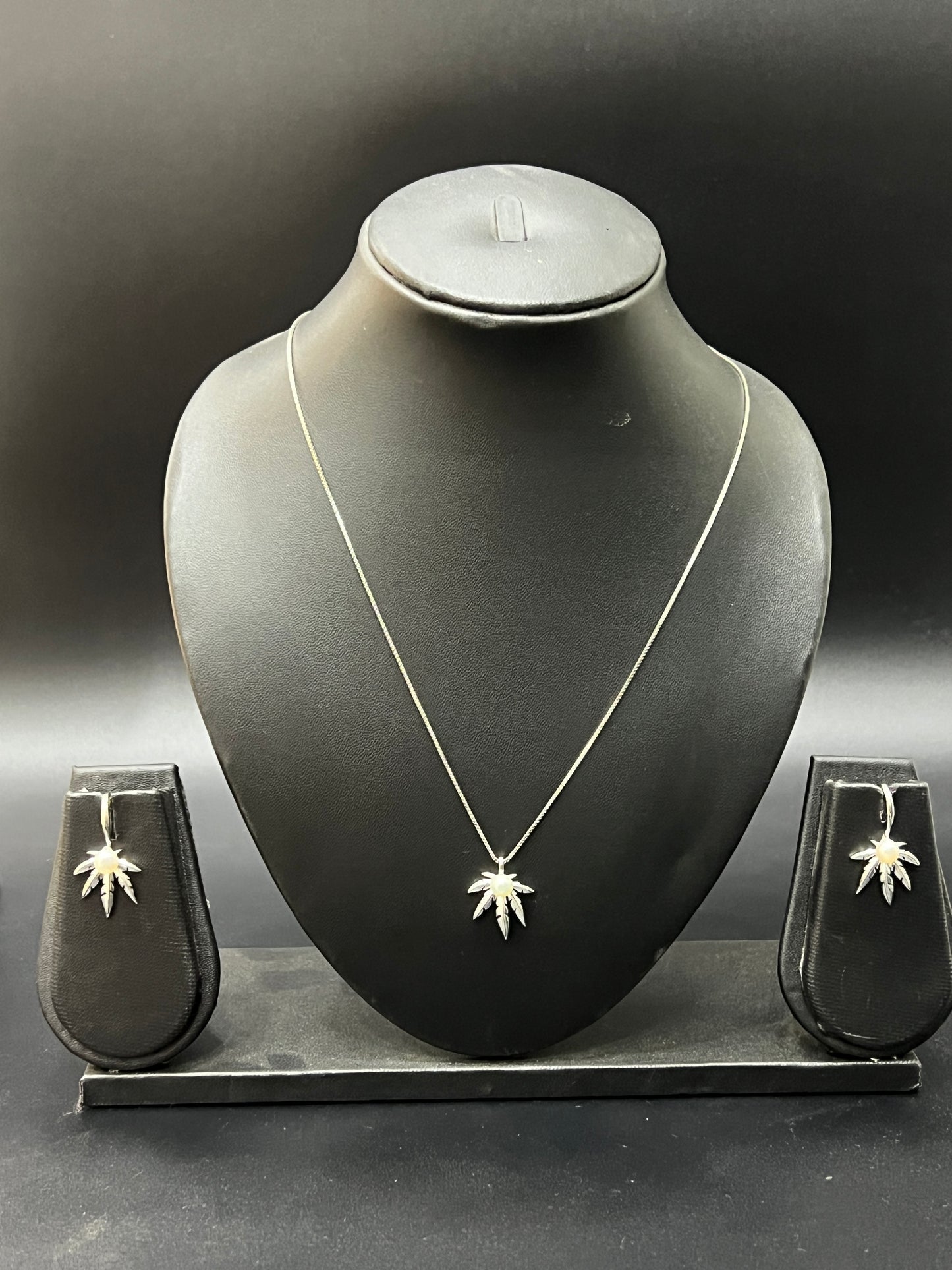 Ladies Pendant Chain Set_Leaf Design