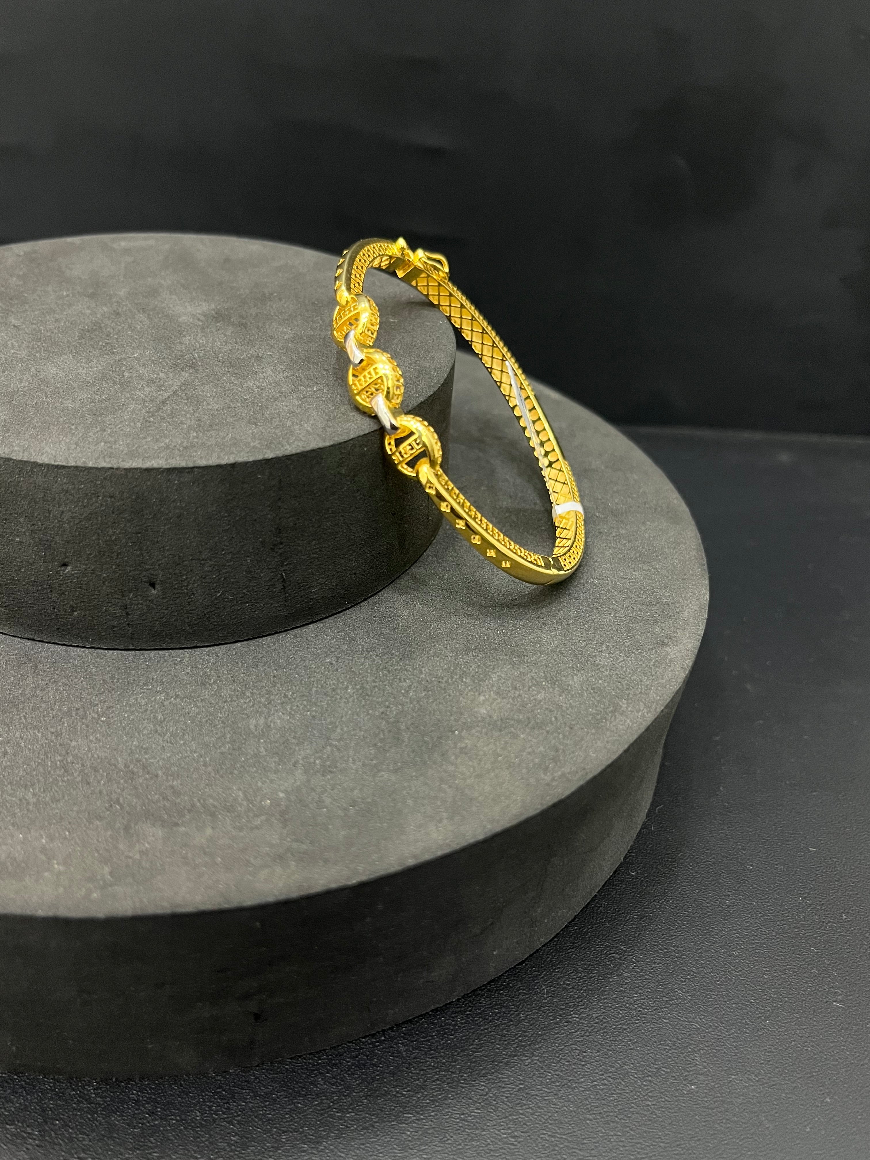 Ladies Gold Kada 18K Lucia Z02