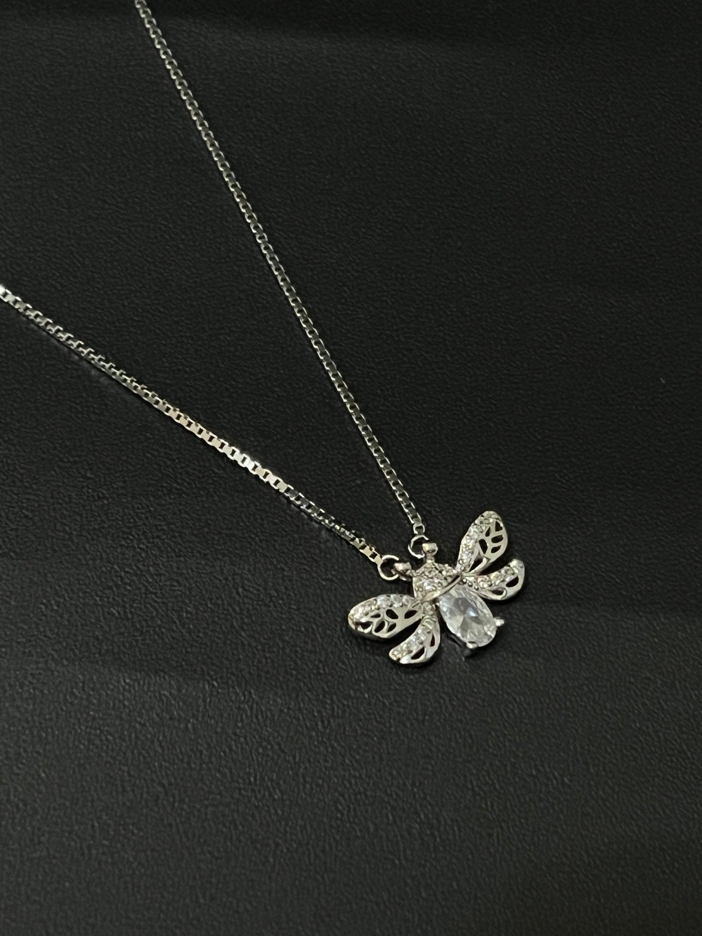 Ladies Pendant Chain_Honey bee