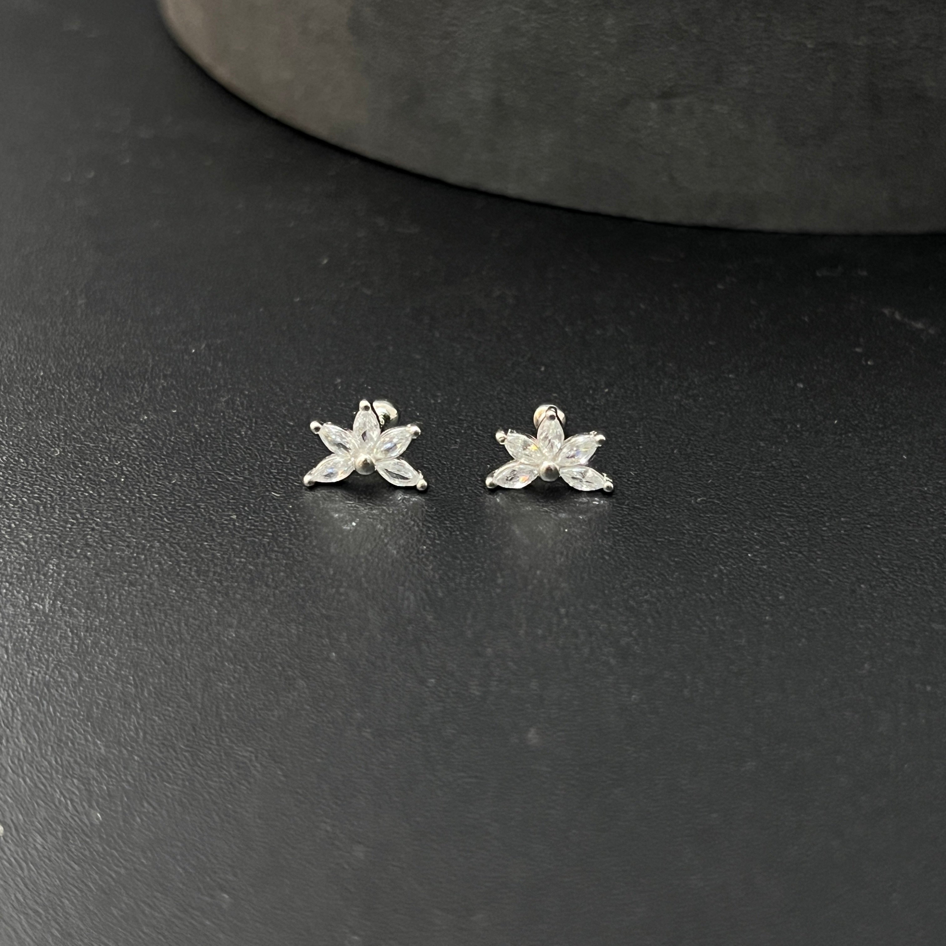 Sliver Ladies Petal Stud