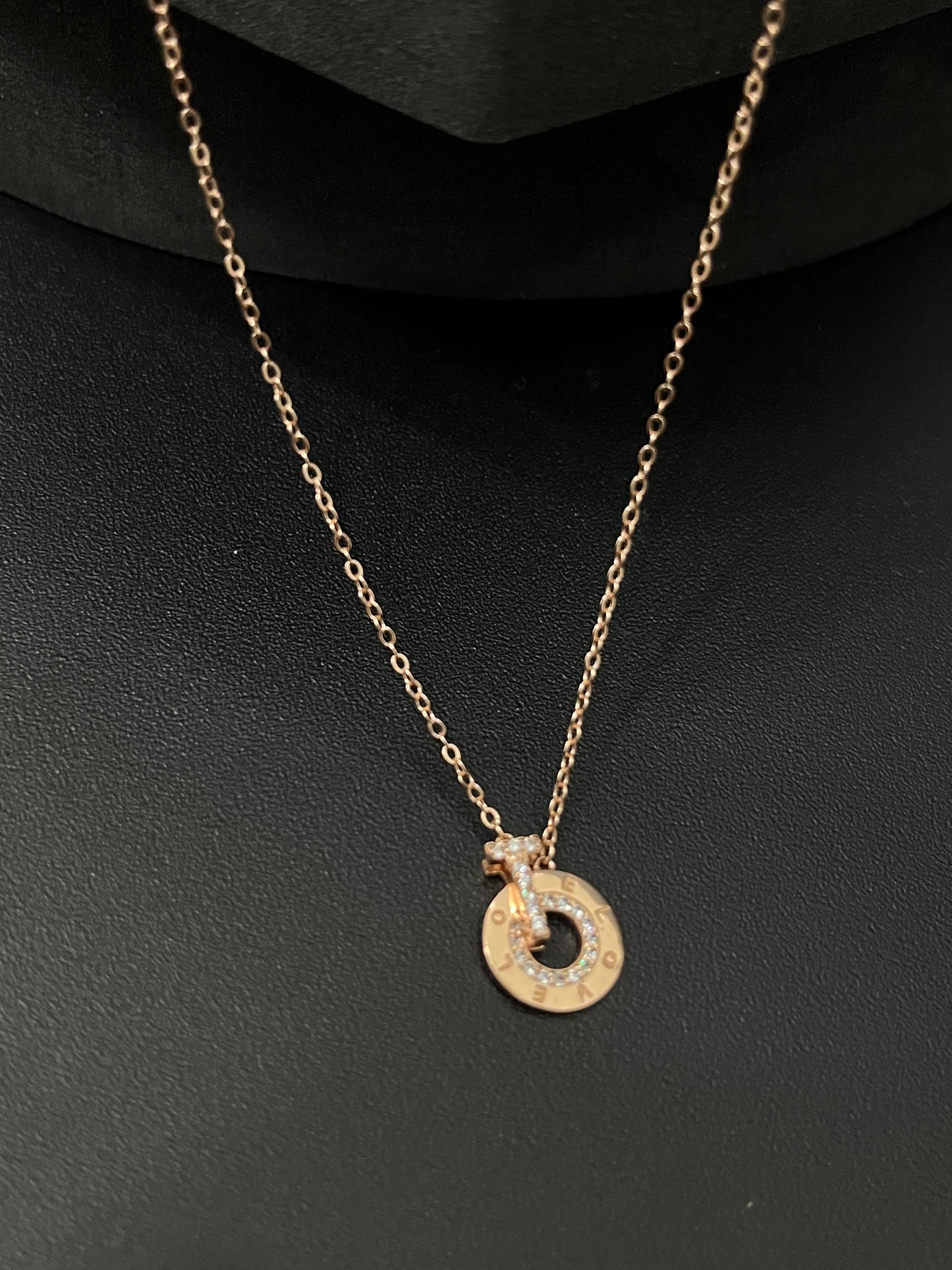 Ladies Pendant Chain _circular white stone