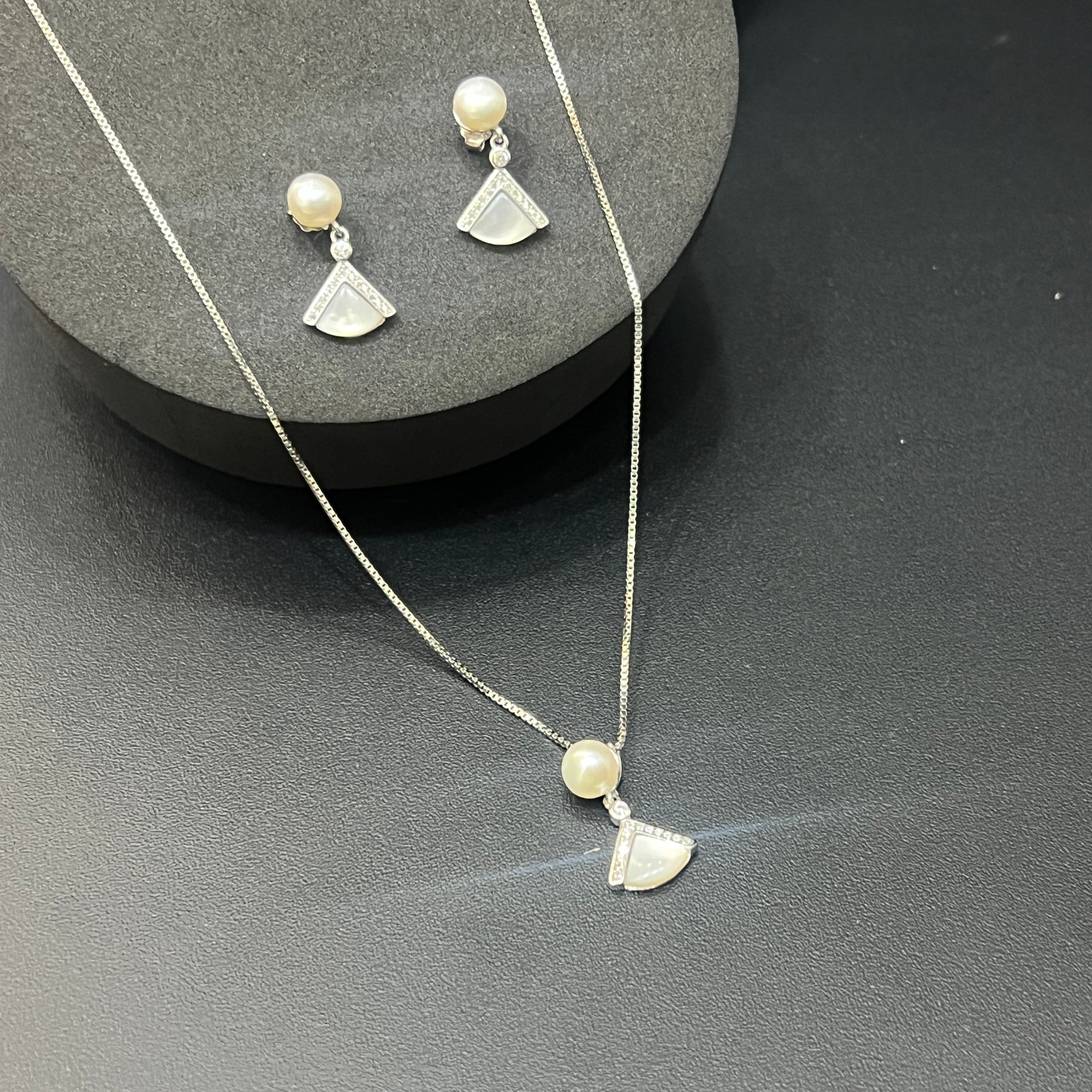 Ladies Pendant Set Pearl