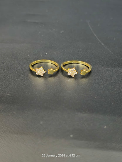 Ladies Toe Rings Star Gold polish