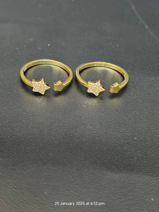 Ladies Toe Rings Star Gold polish