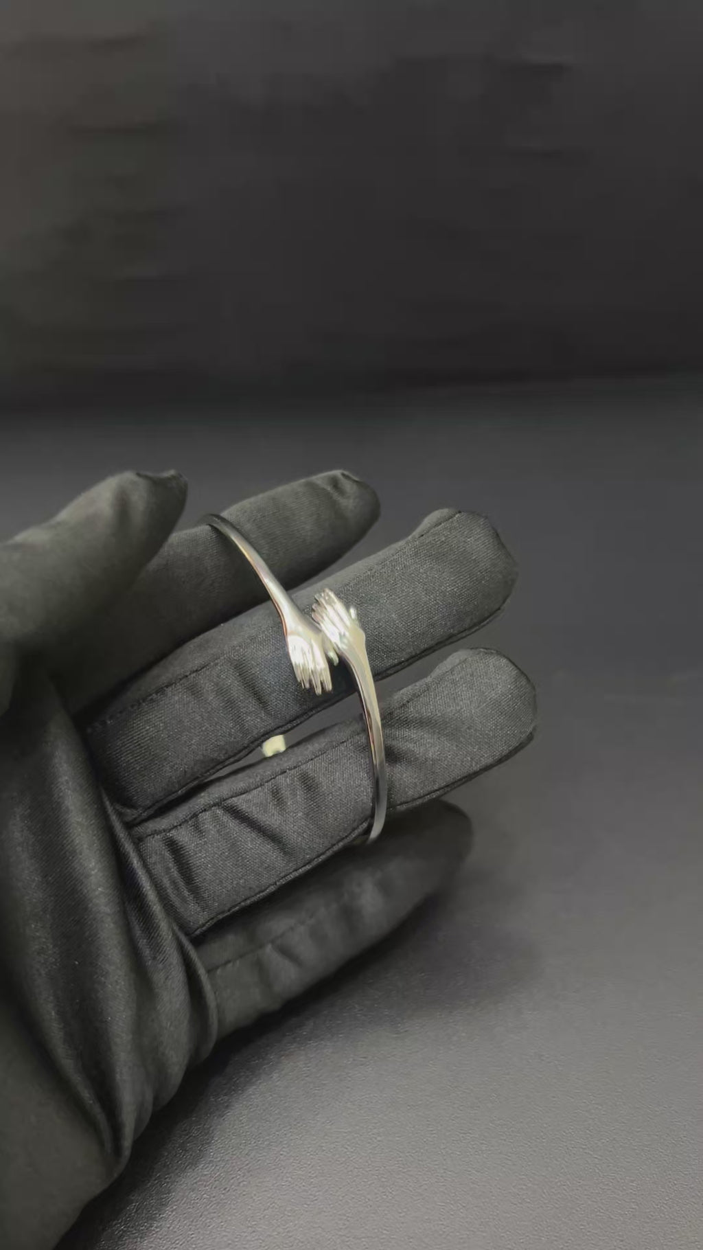 Silver Hug Kada Unisex