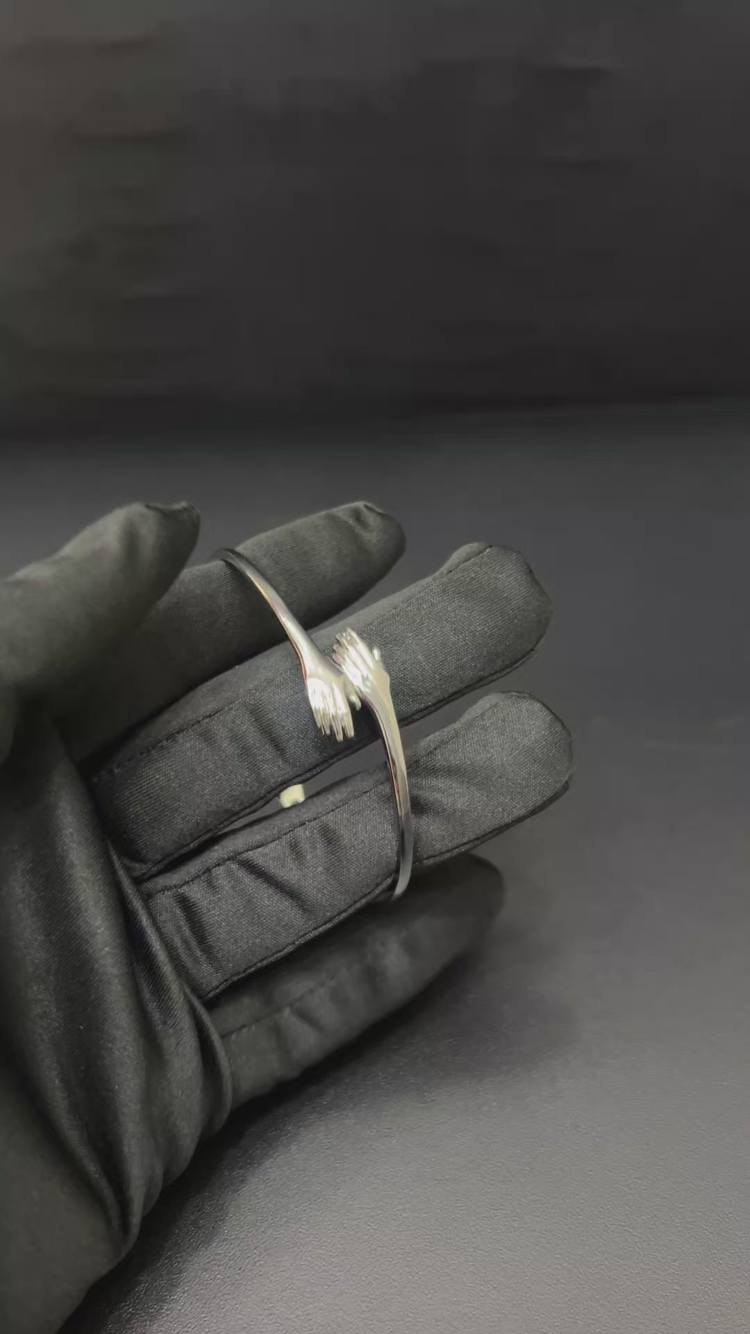 Silver Hug Kada Unisex