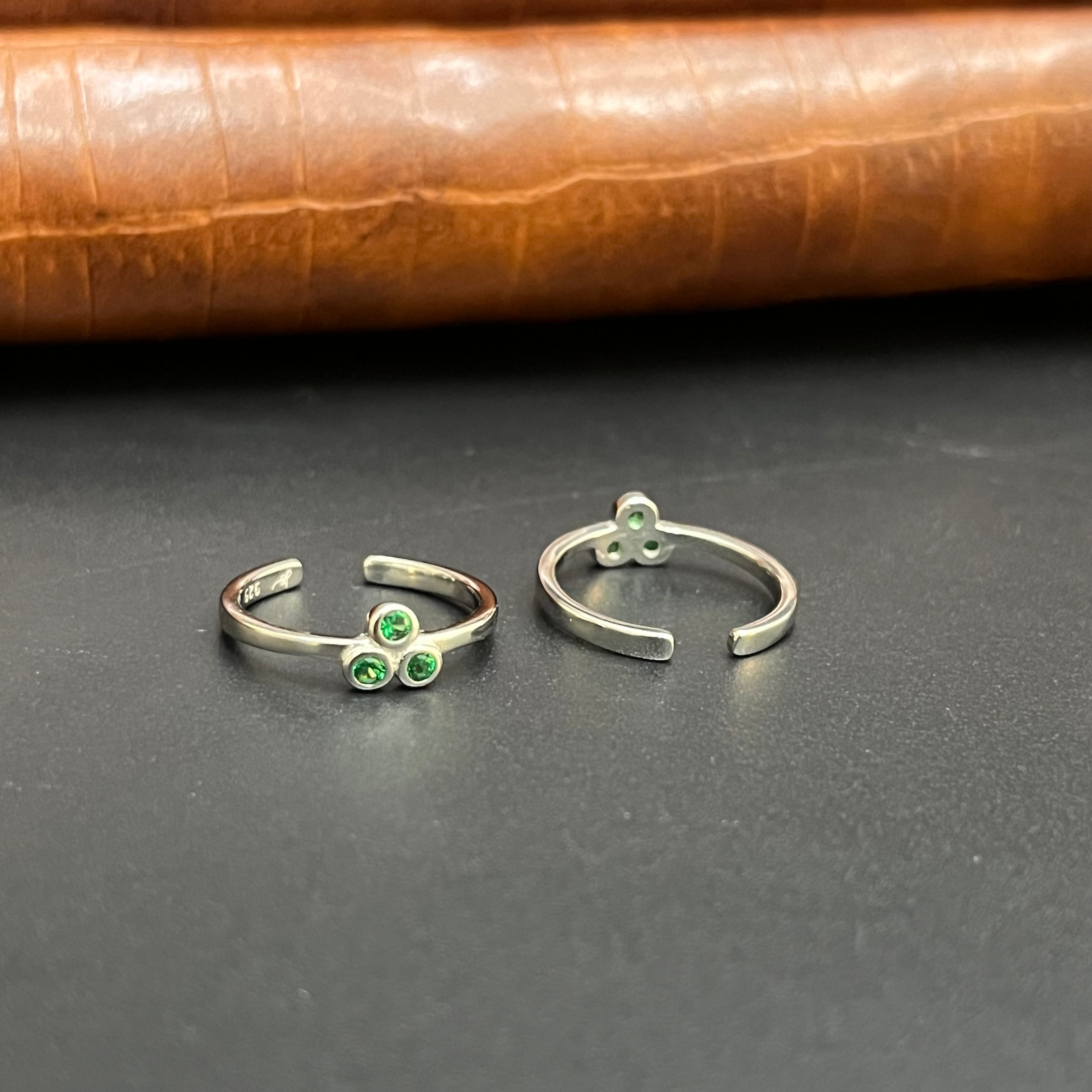 Silver Ladies Toe Rings 3 Green Dots 925