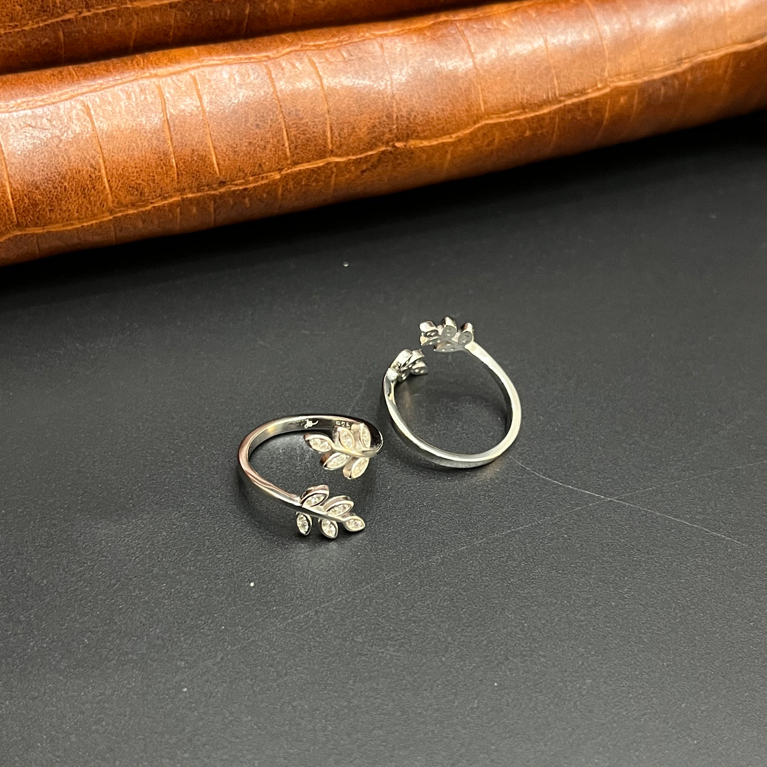 Silver Ladies Toe Rings White Leaves 925