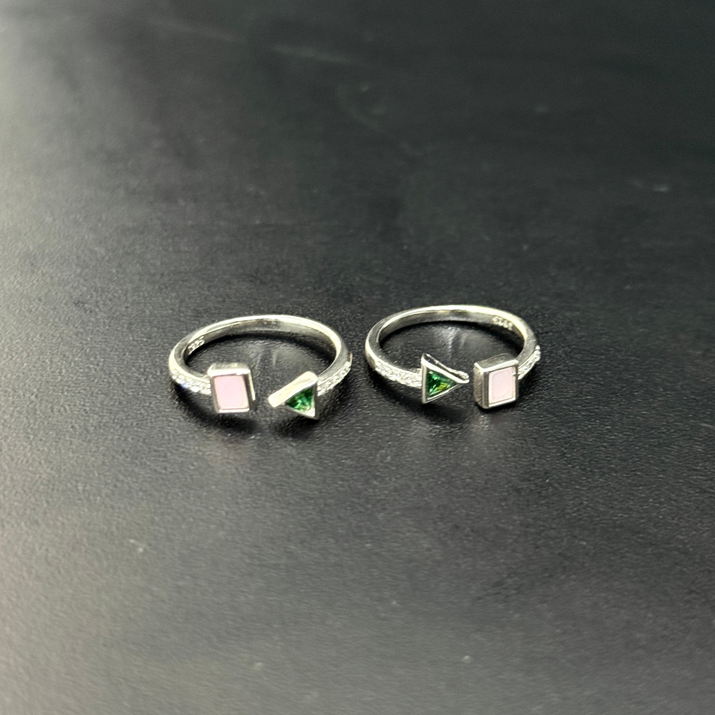 Ladies Silver Toe Rings_Aarti Gleam Green Stone