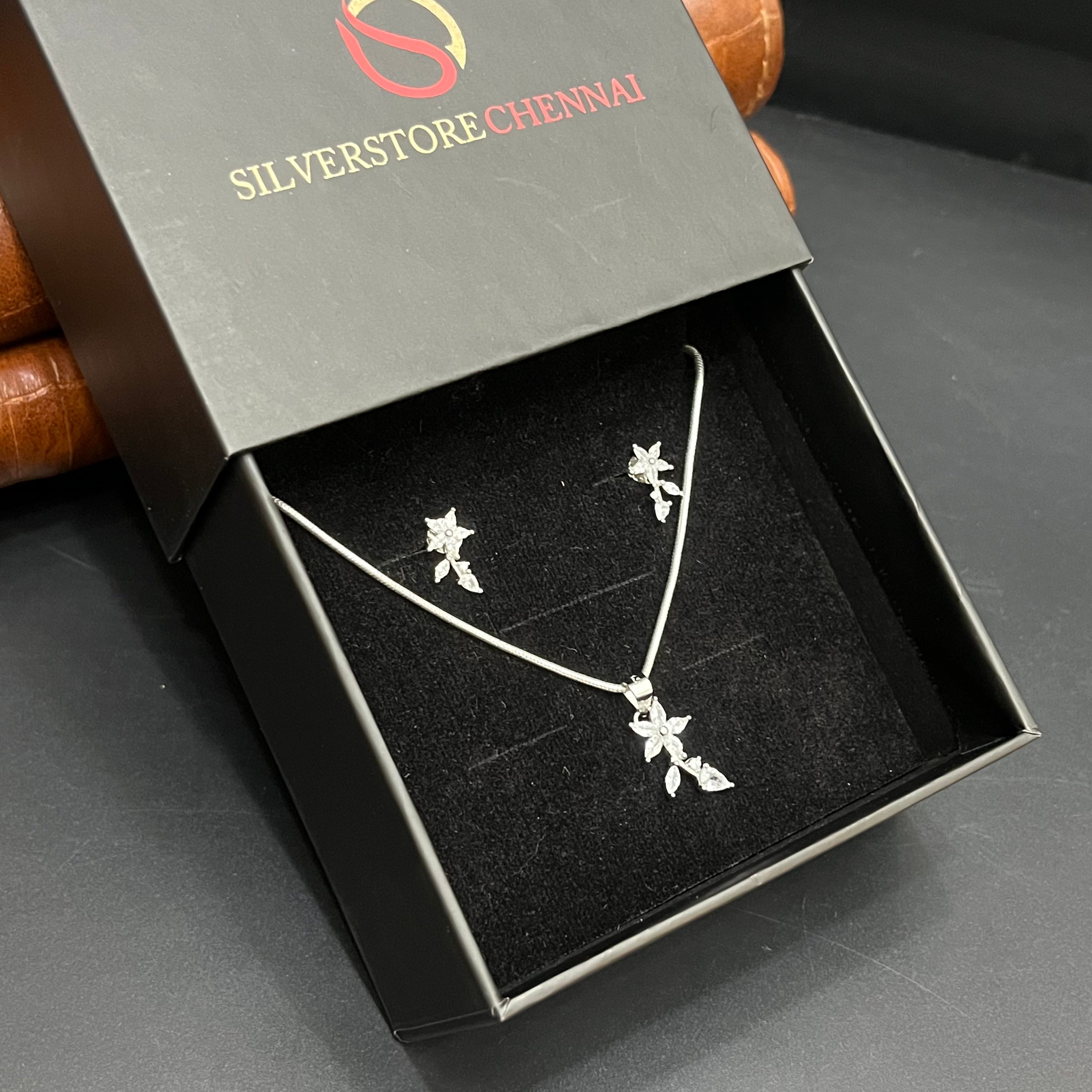 Silver Ladies Pendant Chain Set Star Sparkle Hang Crystal 925