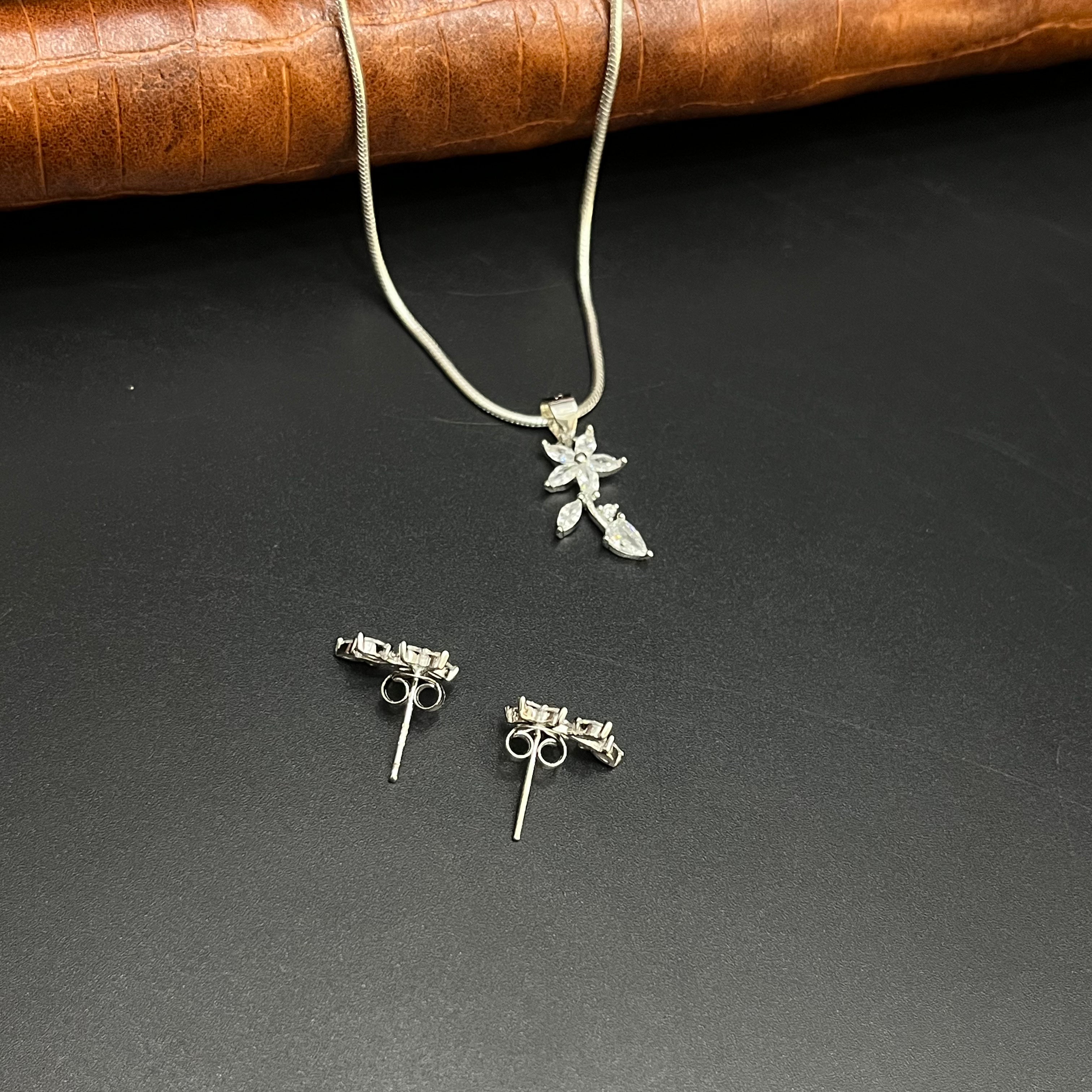 Silver Ladies Pendant Chain Set Star Sparkle Hang Crystal 925