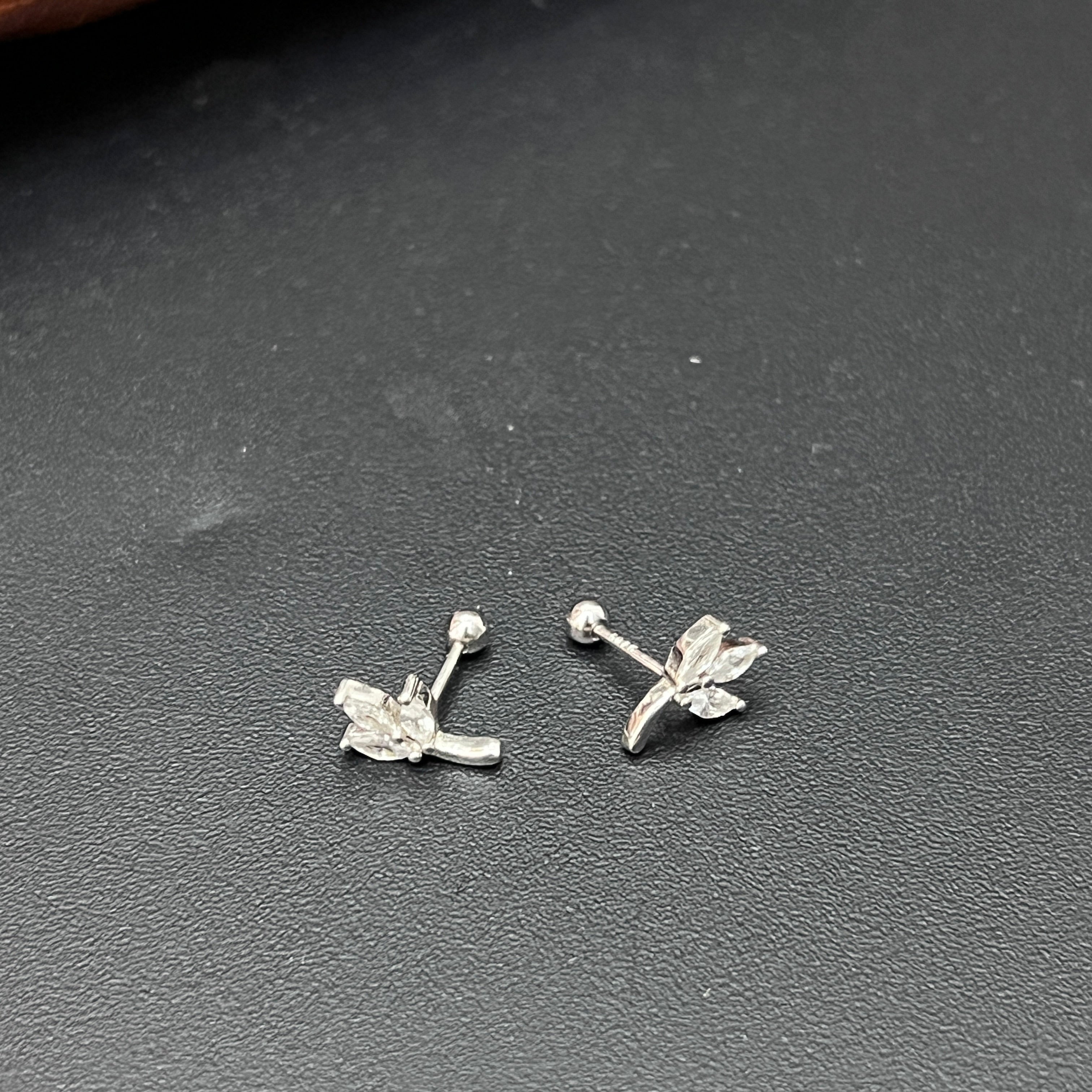 Silver second Studs Leaf silver Finished