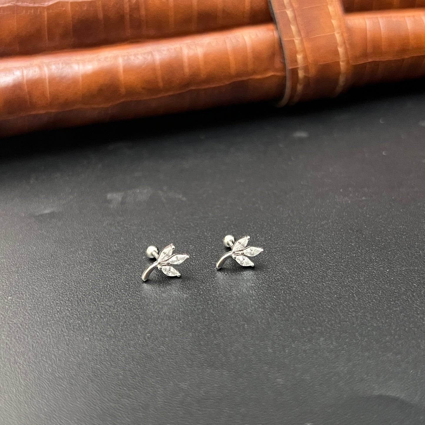Silver second Studs Leaf silver Finished