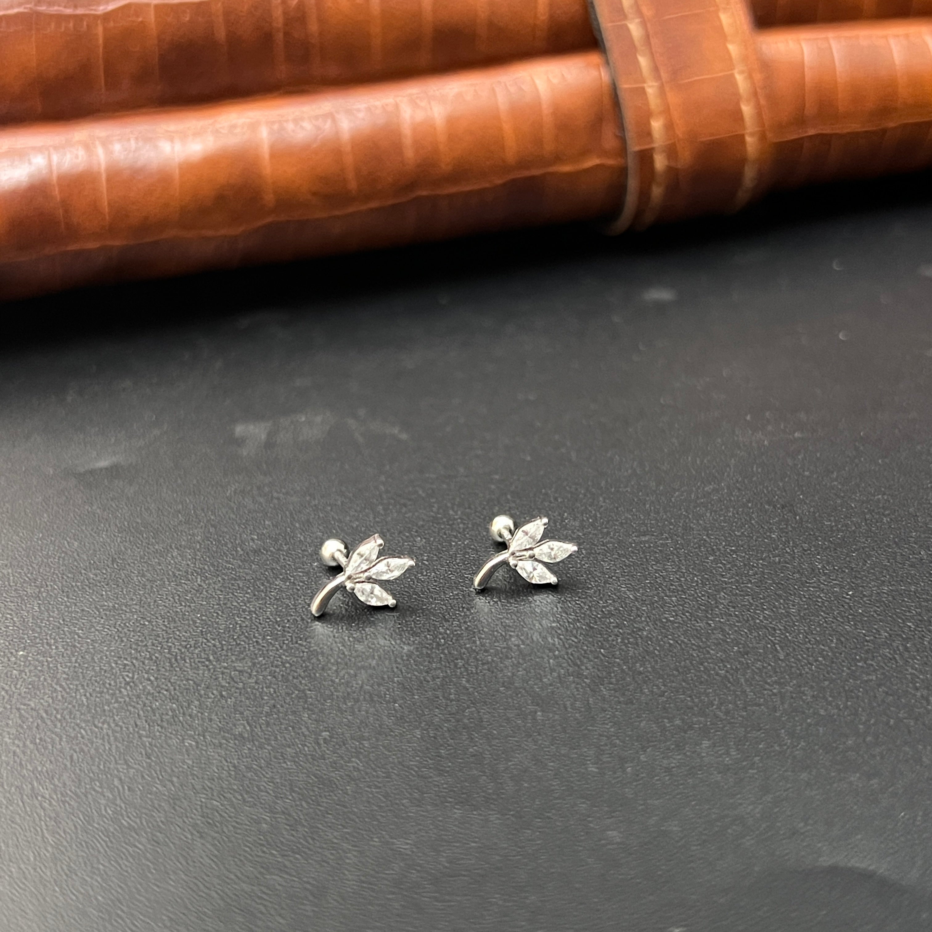 Silver second Studs Leaf silver Finished