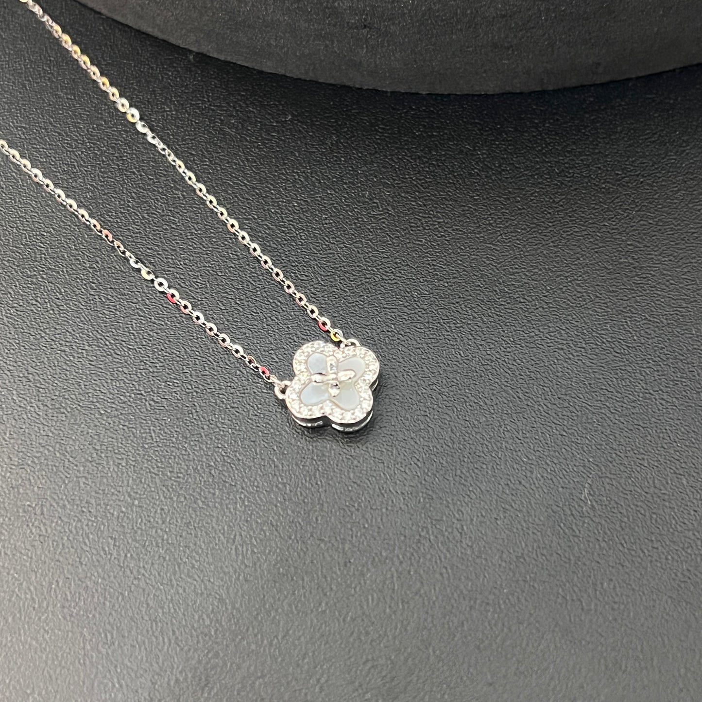 Ladies Pendant Chain Clover