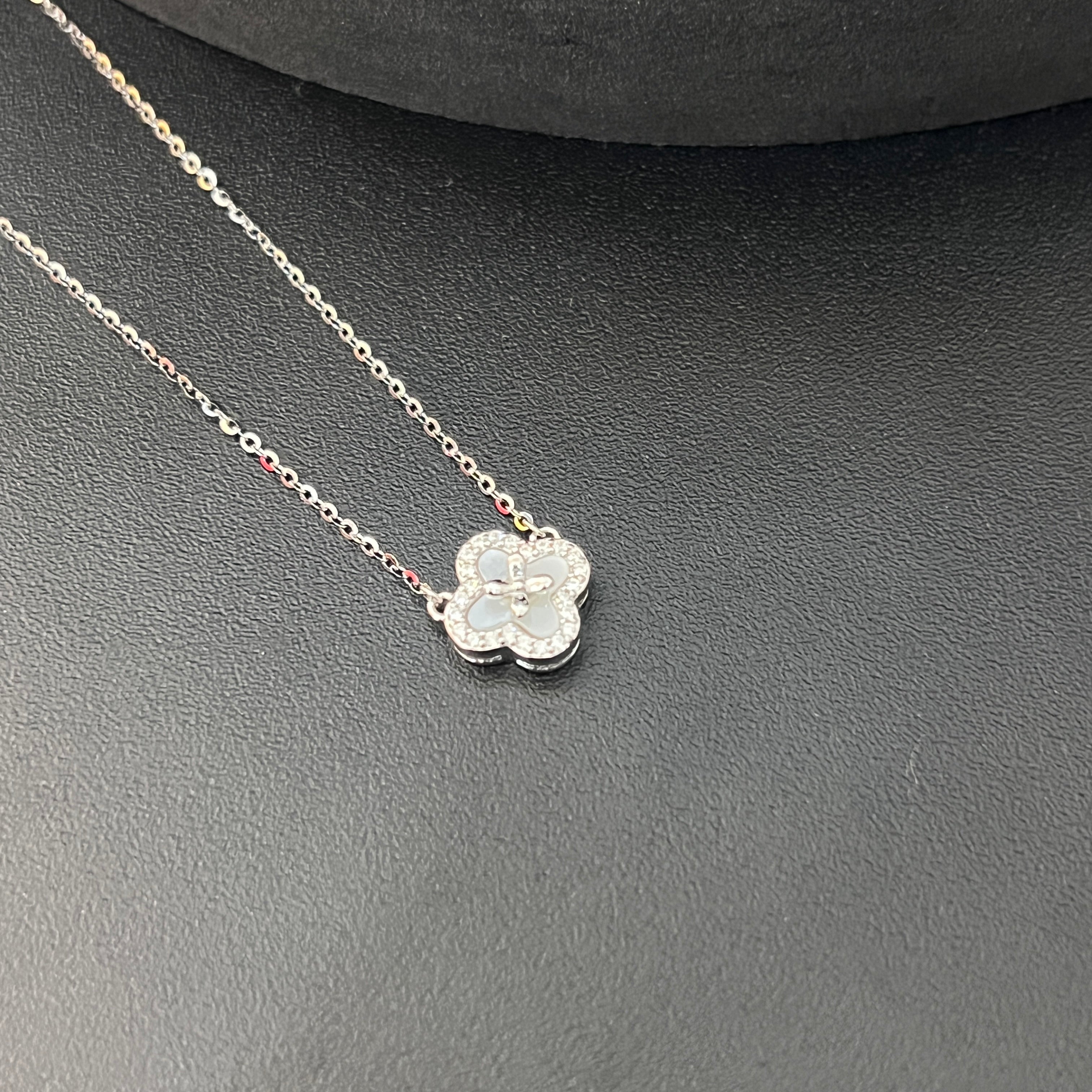 Ladies Pendant Chain Clover