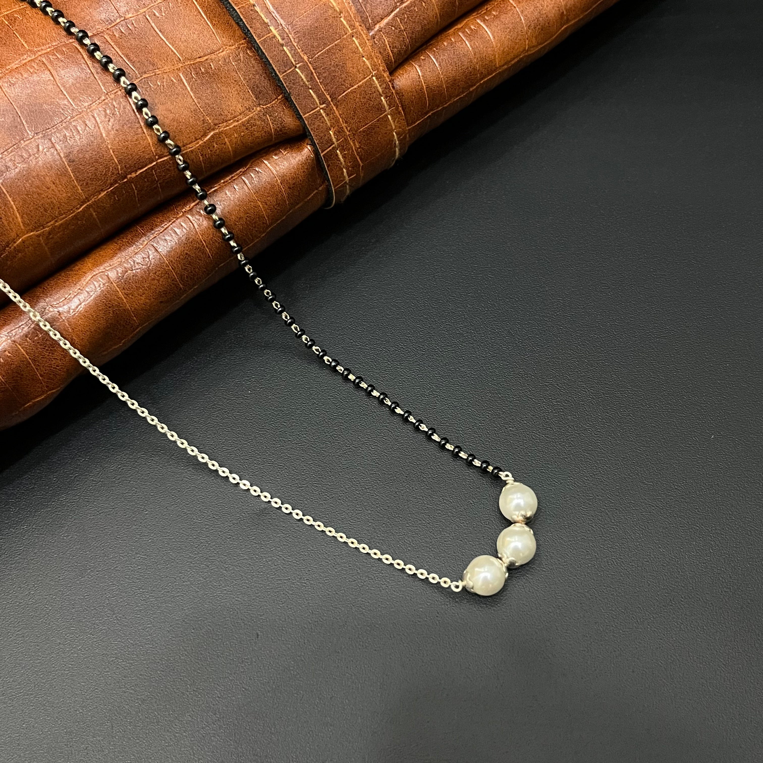 Silver Ladies Chain Black beads Pearl