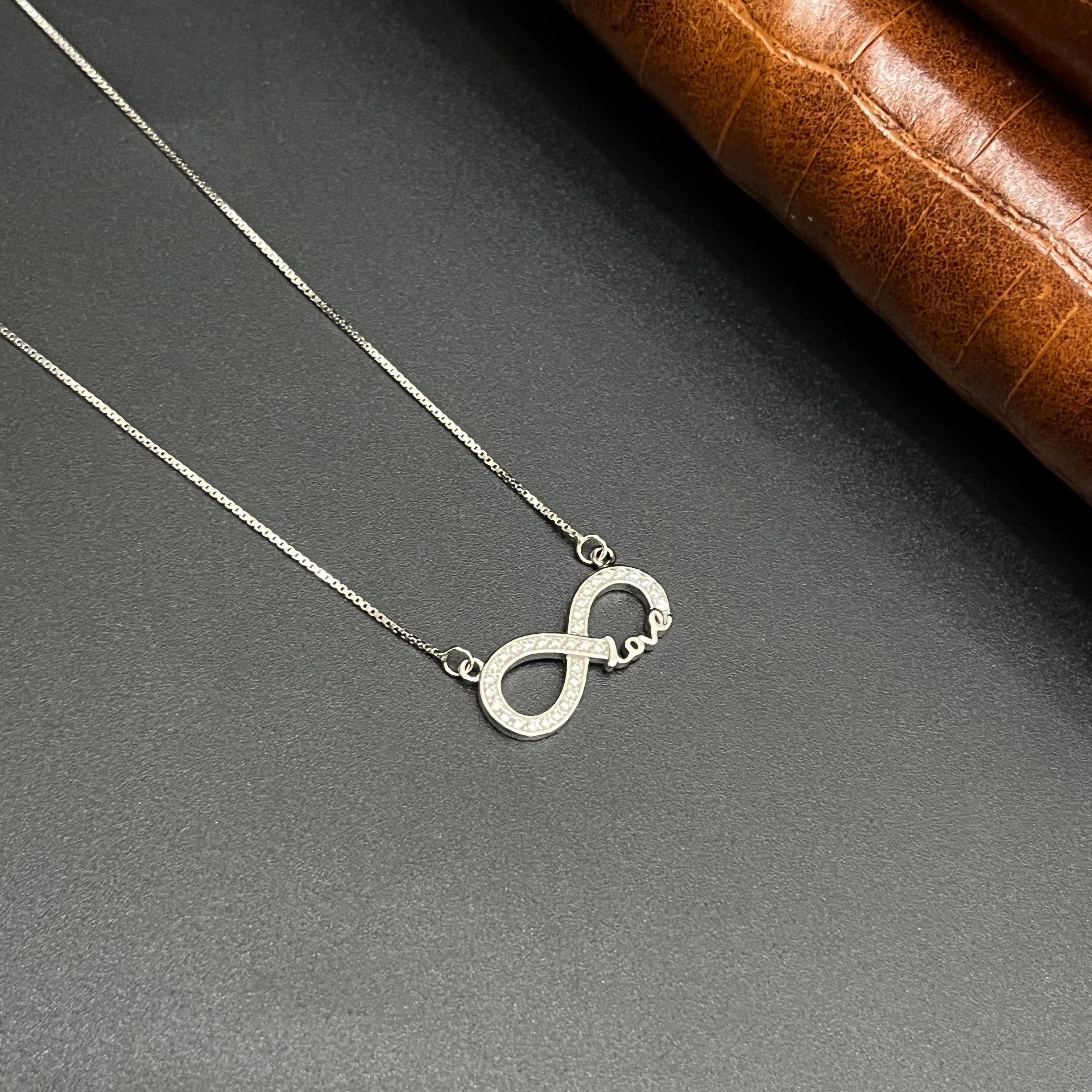 Silver Ladies Pendant Chain Infinity Love Mess 925