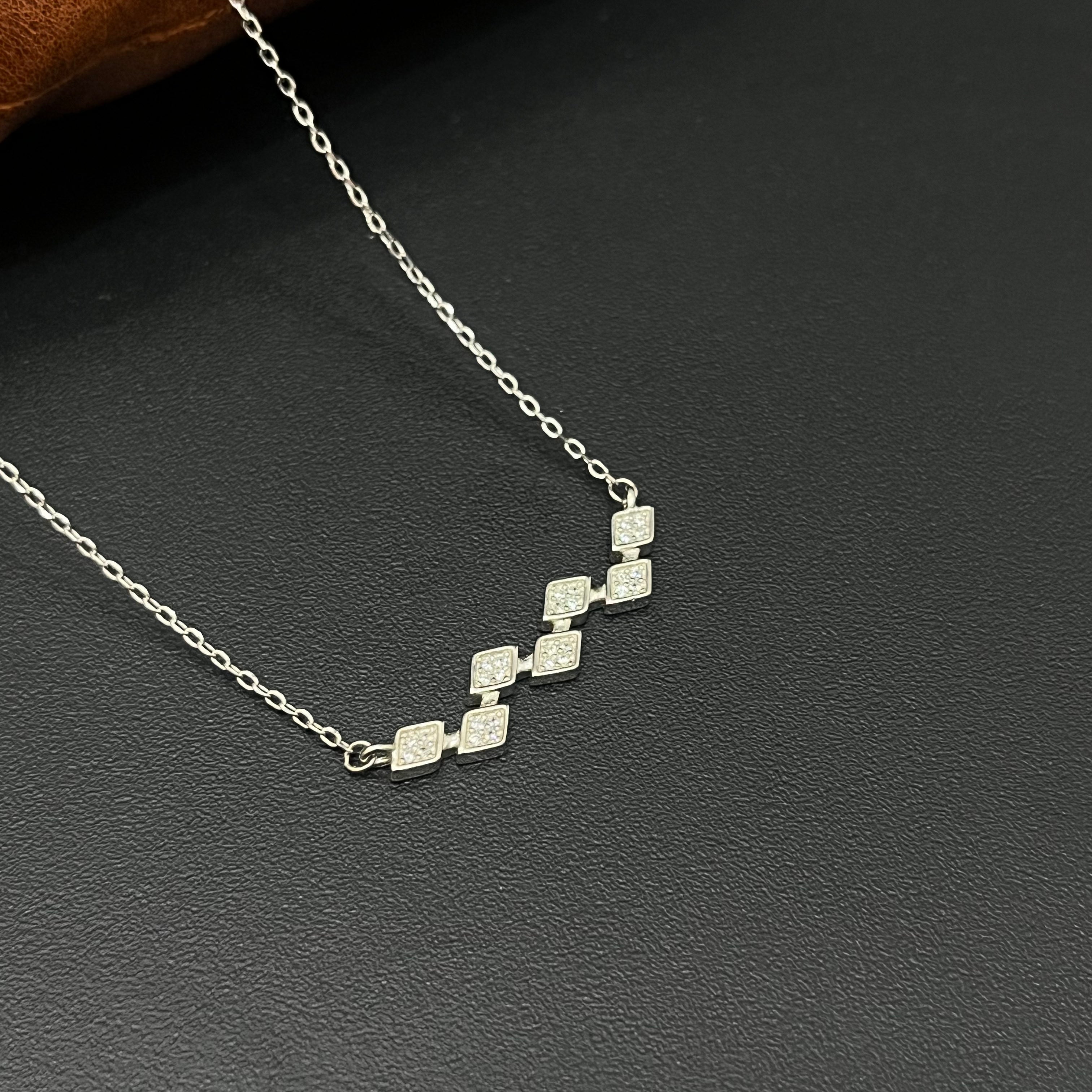 Silver Ladies Chain Mossaic