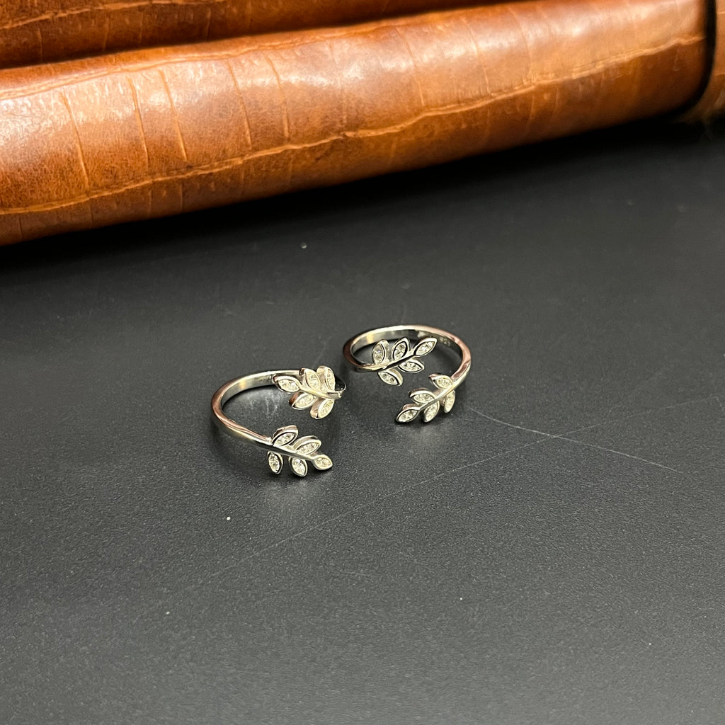 Silver Ladies Toe Rings White Leaves 925
