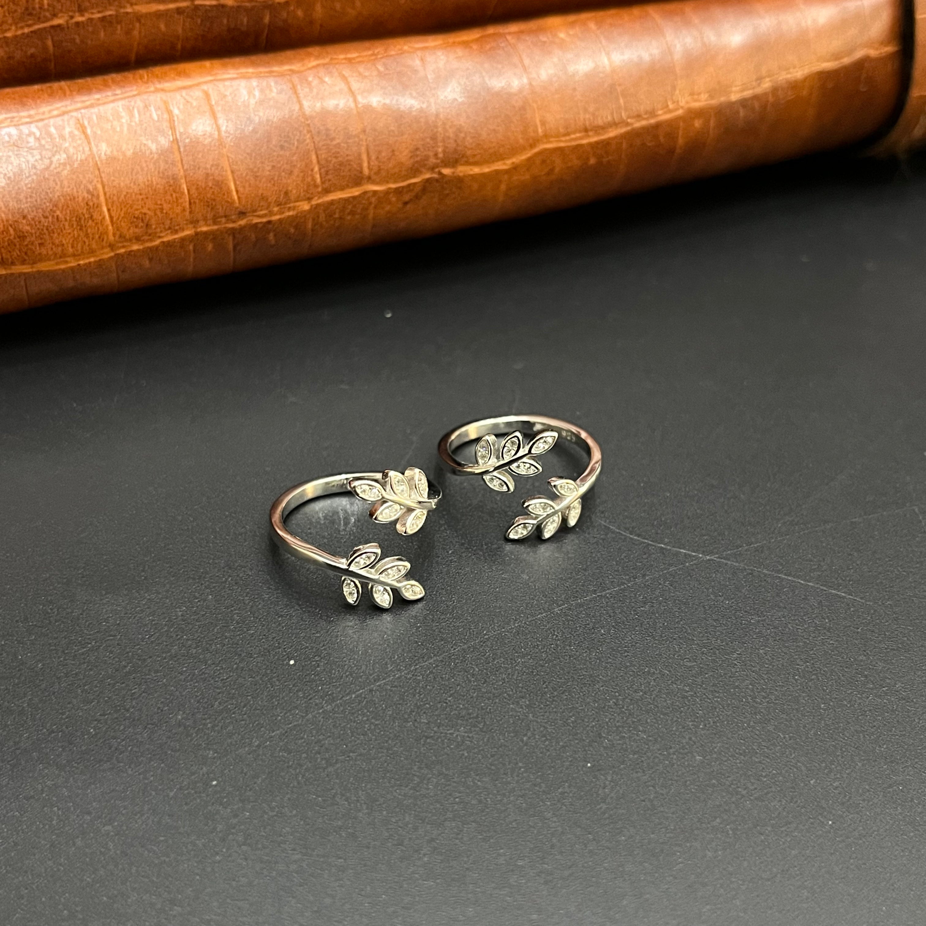 Silver Ladies Toe Rings White Leaves 925
