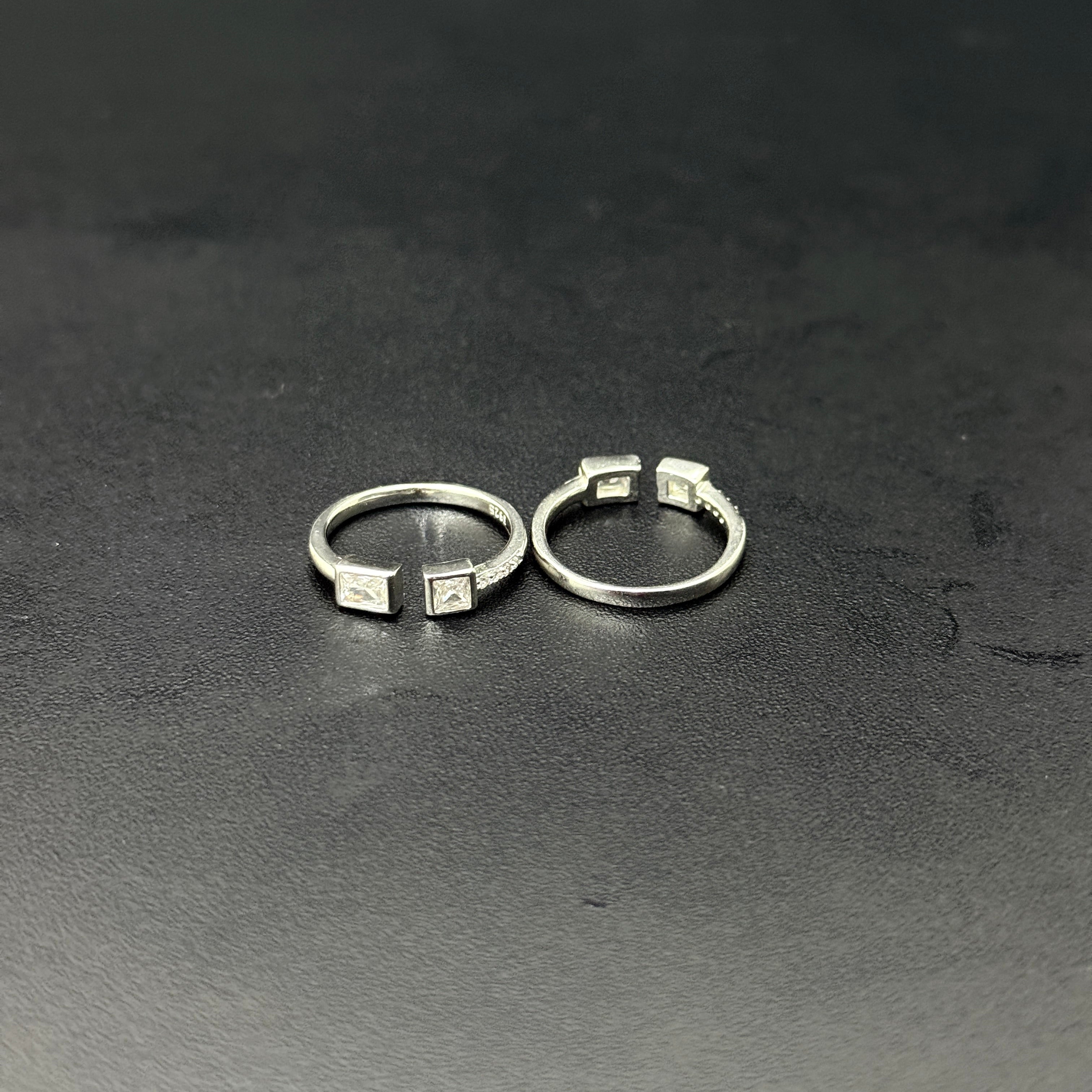 Ladies Silver Toe Rings Box Mozzanite White