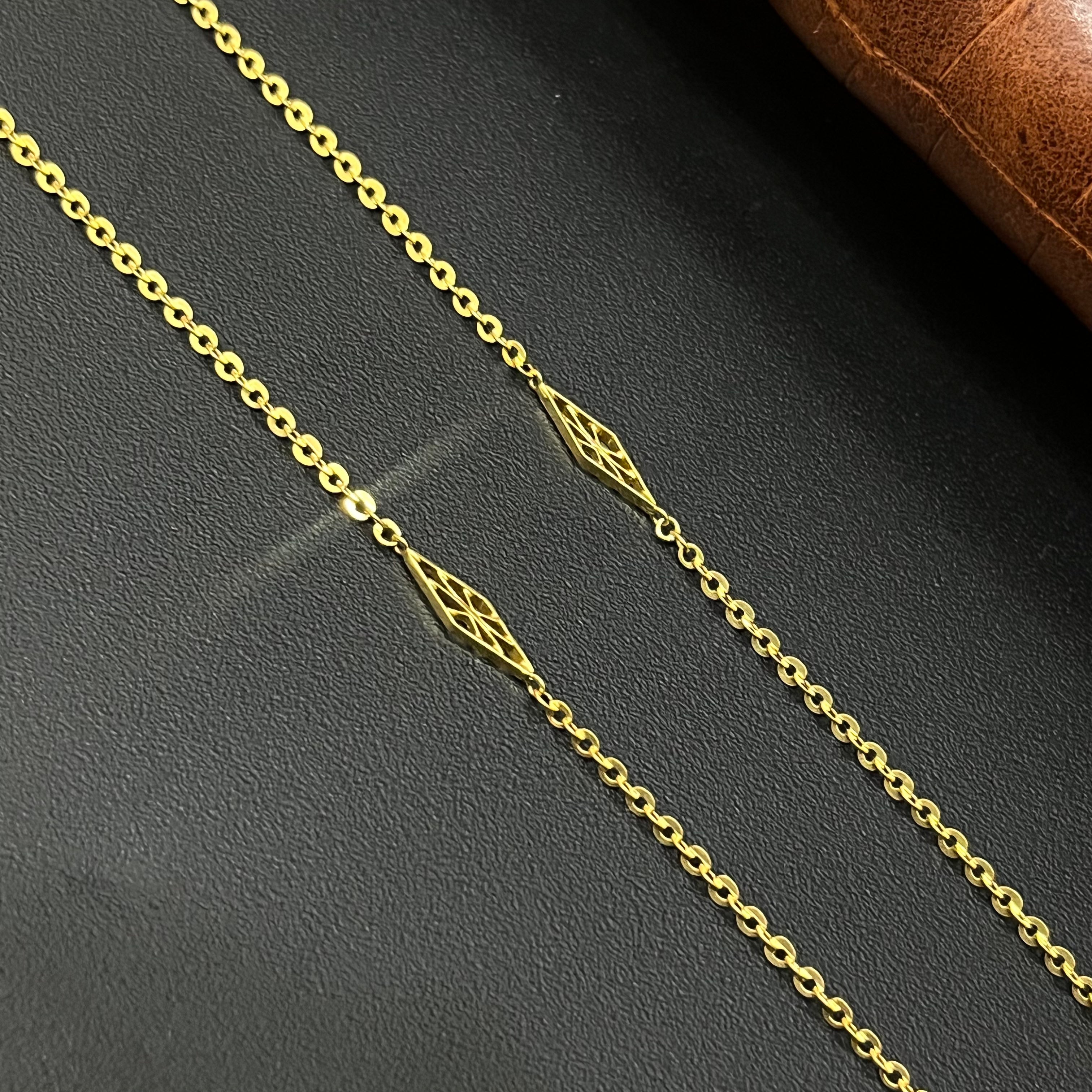 Ladies Gold Chain Traingle Mopes on Side