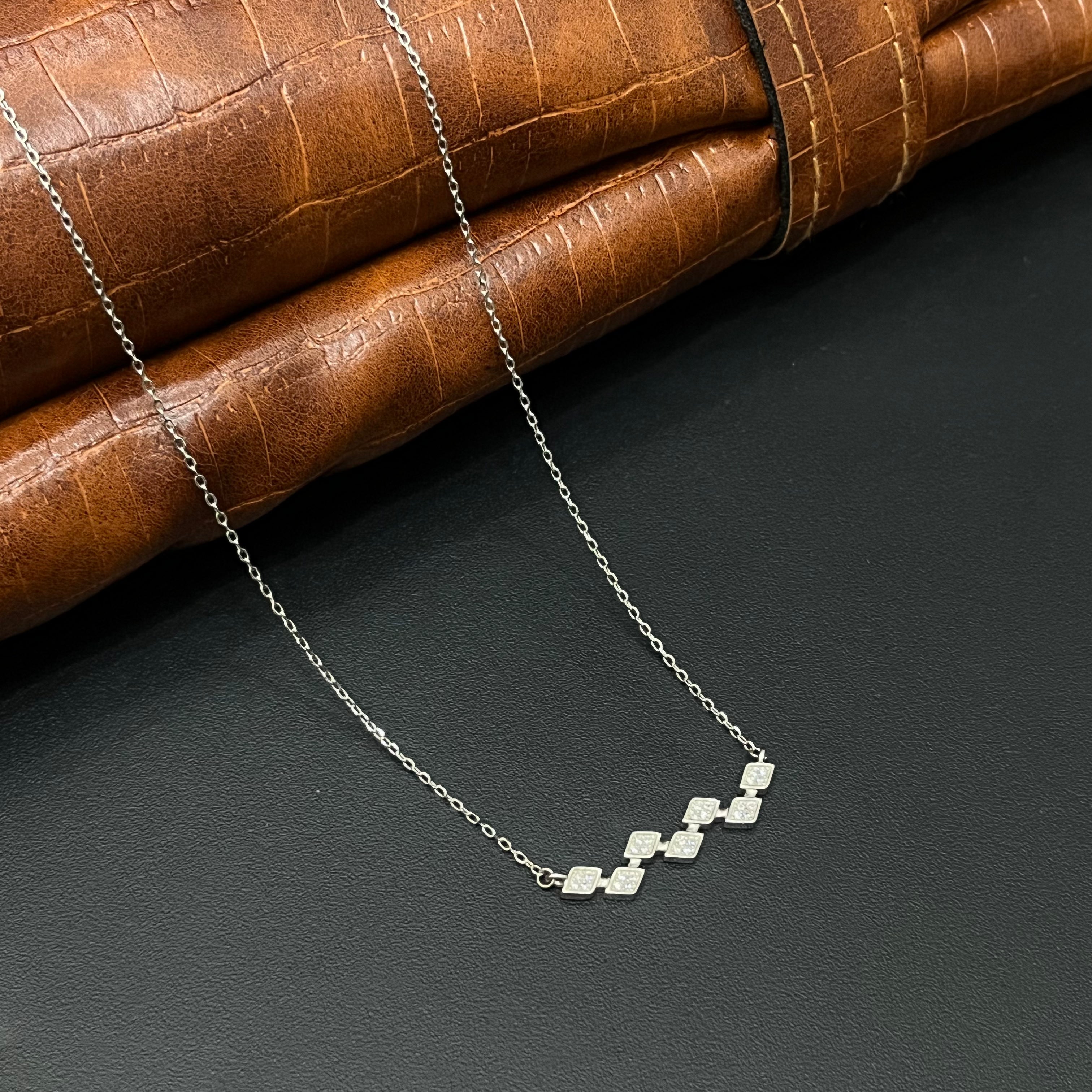 Silver Ladies Chain Mossaic