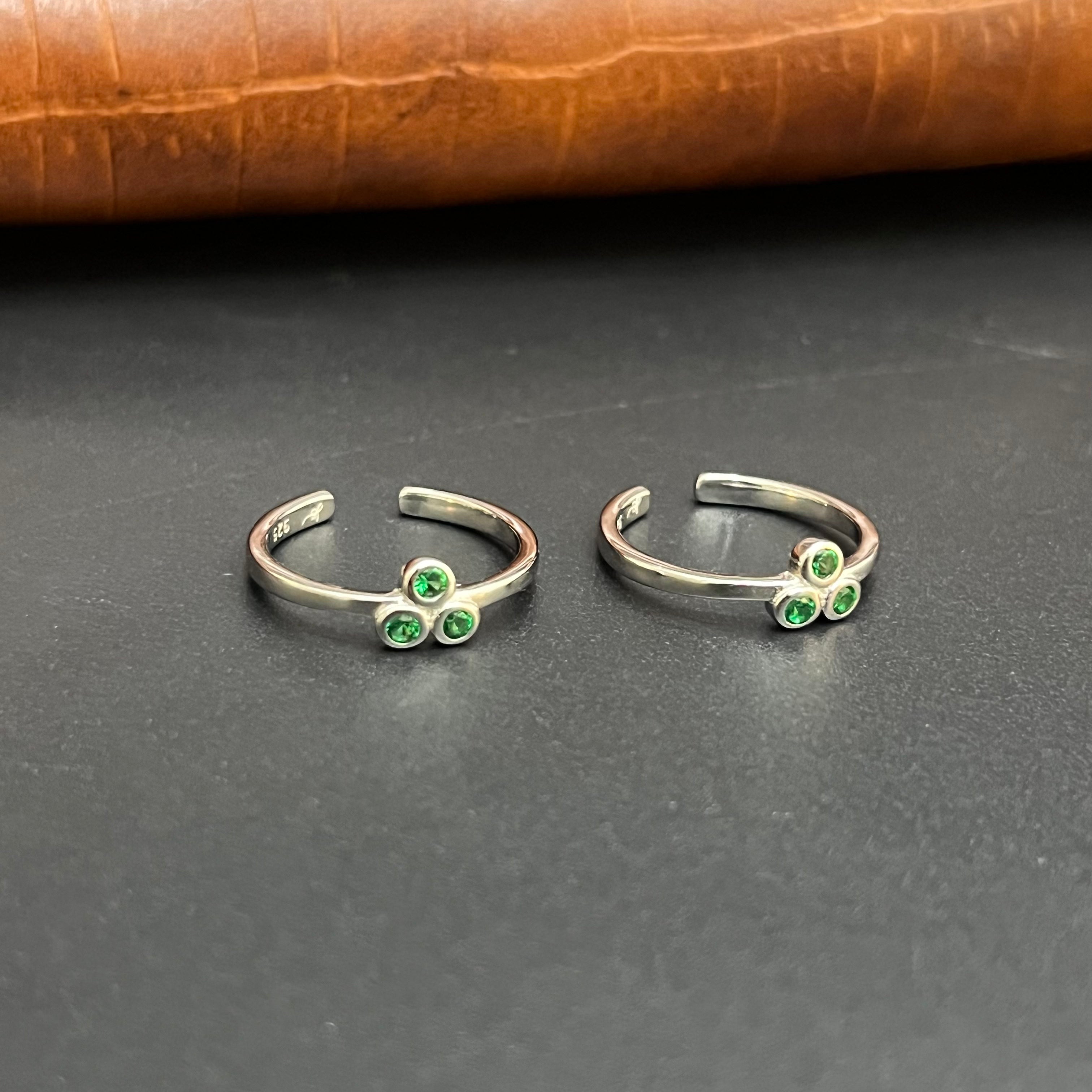 Silver Ladies Toe Rings 3 Green Dots 925