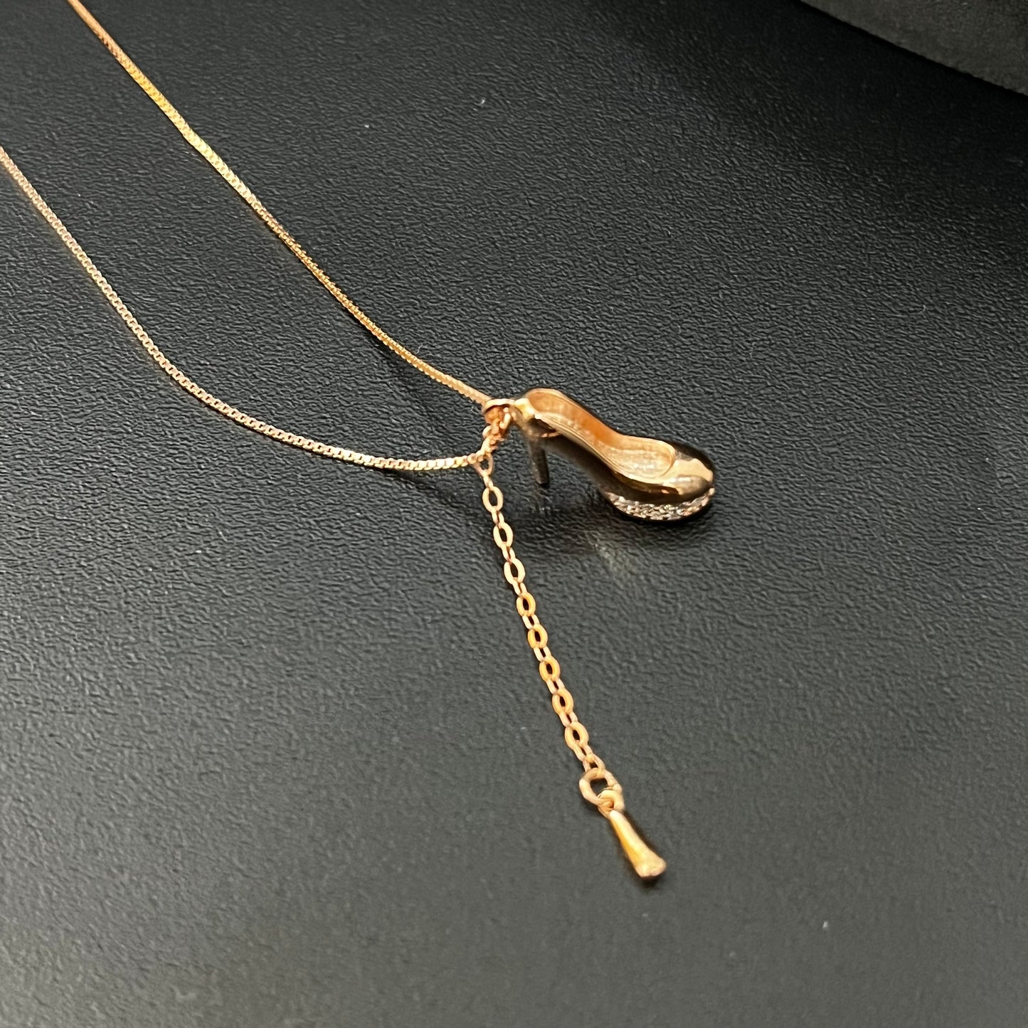 Ladies Pendant Chain Heel Design