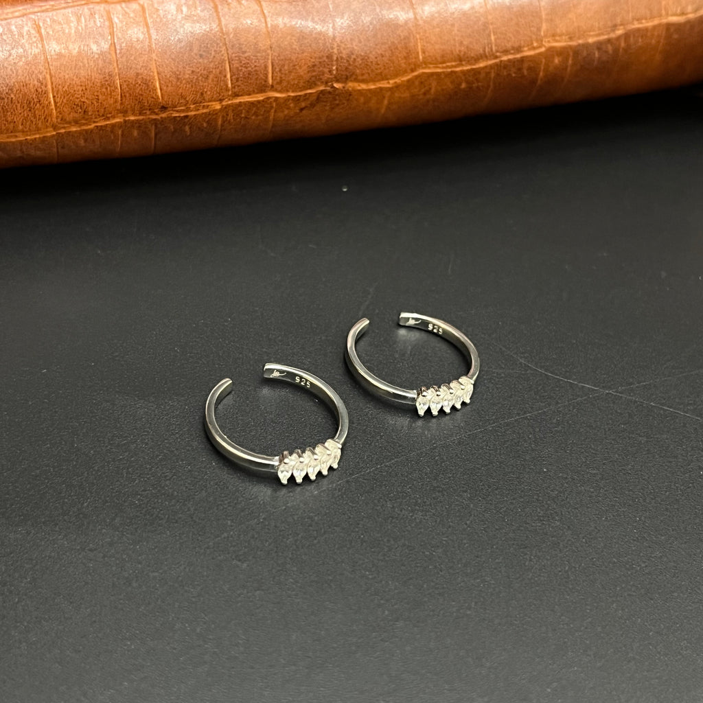 Silver Ladies Toe Rings White V Cut Stones 925
