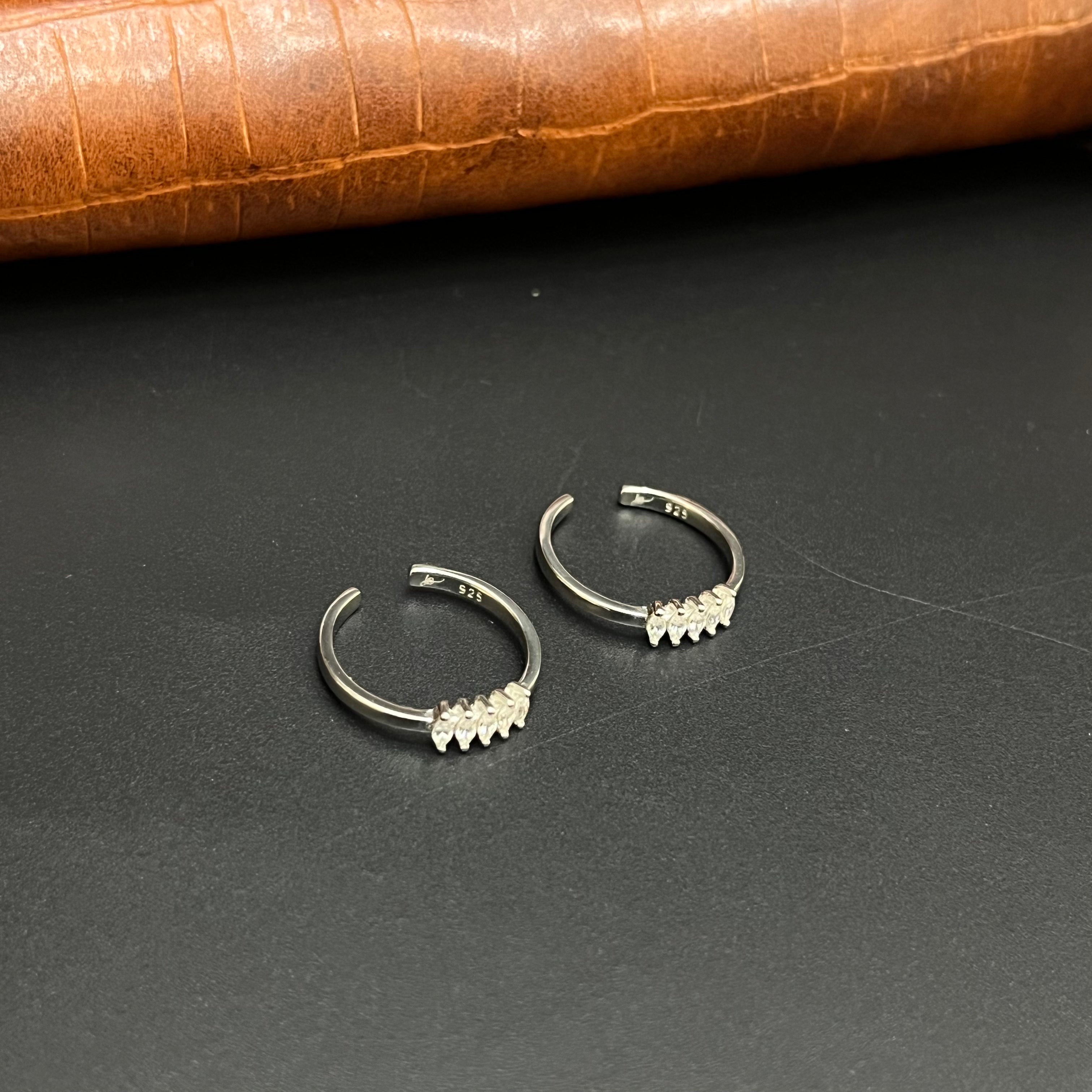 Silver Ladies Toe Rings White V Cut Stones 925