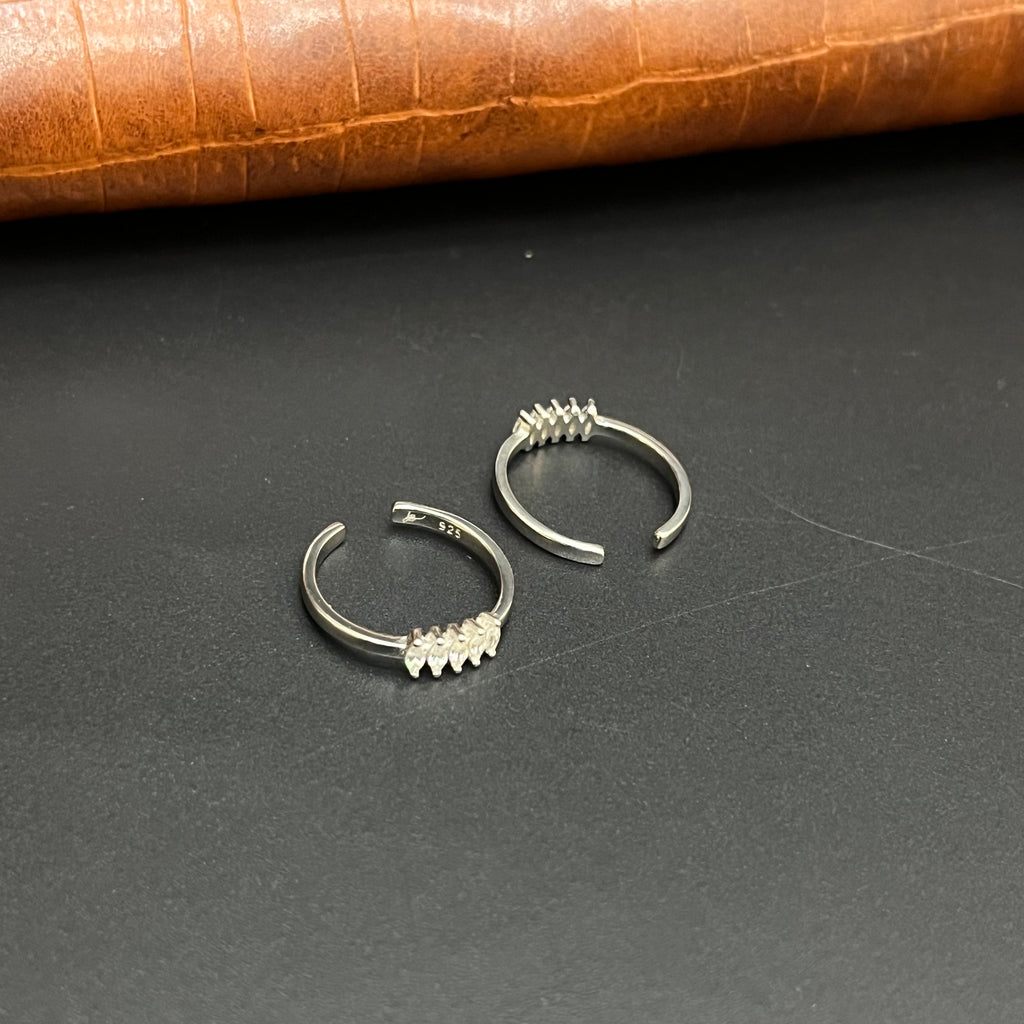 Silver Ladies Toe Rings White V Cut Stones 925