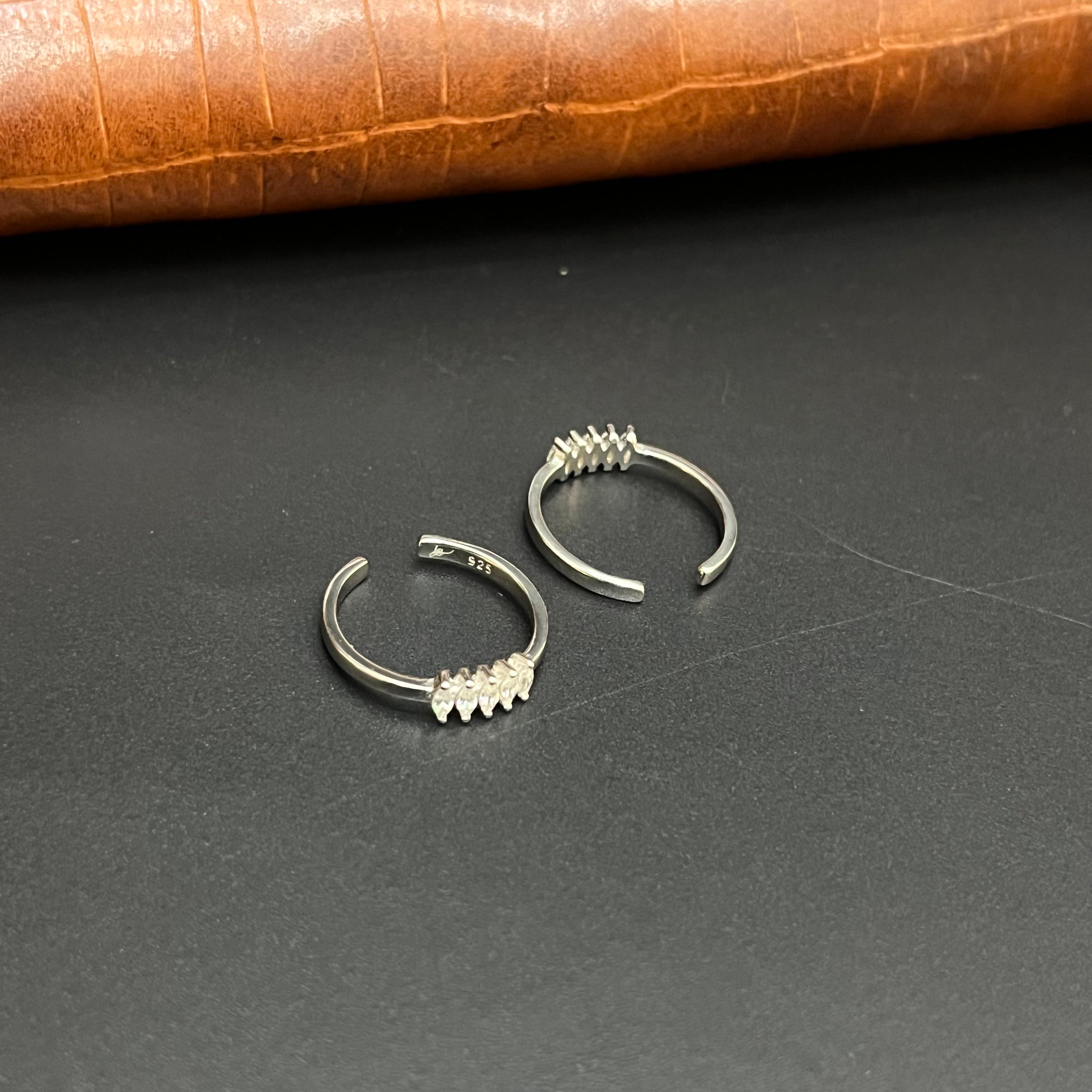 Silver Ladies Toe Rings White V Cut Stones 925