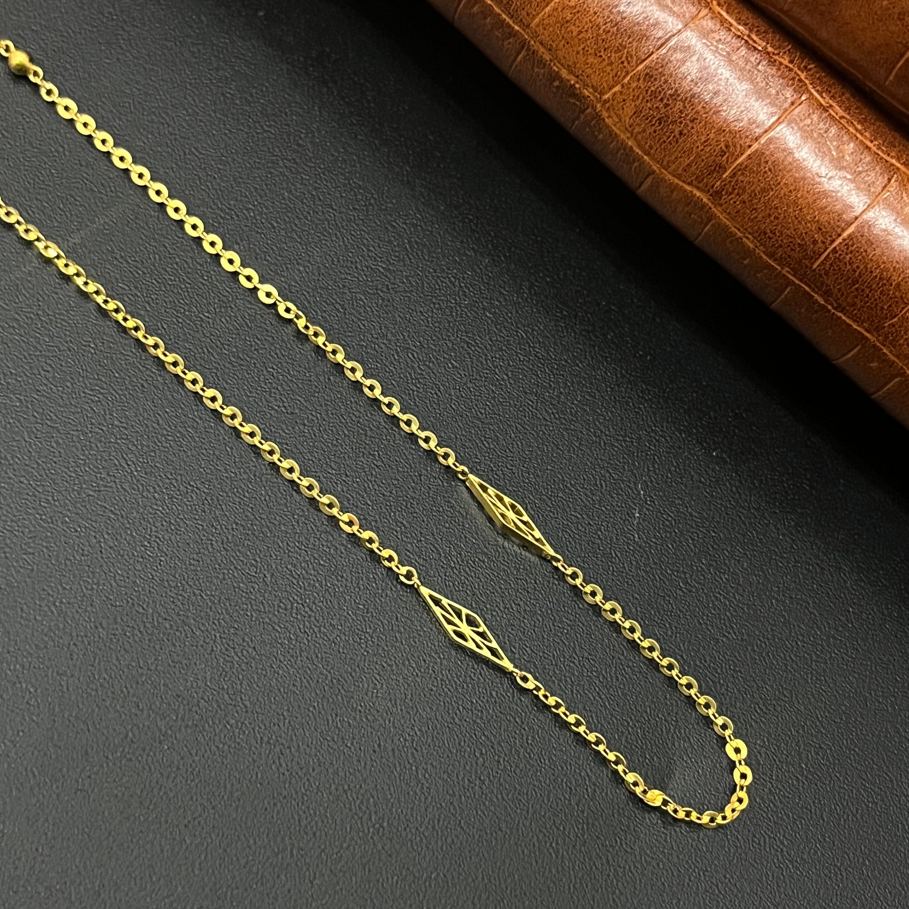 Ladies Gold Chain Traingle Mopes on Side