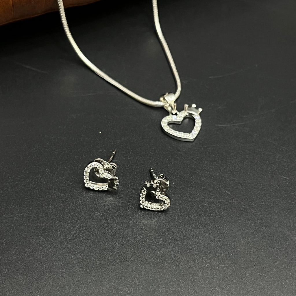 Silver Ladies Pendant Chain Set Classic Heart 925