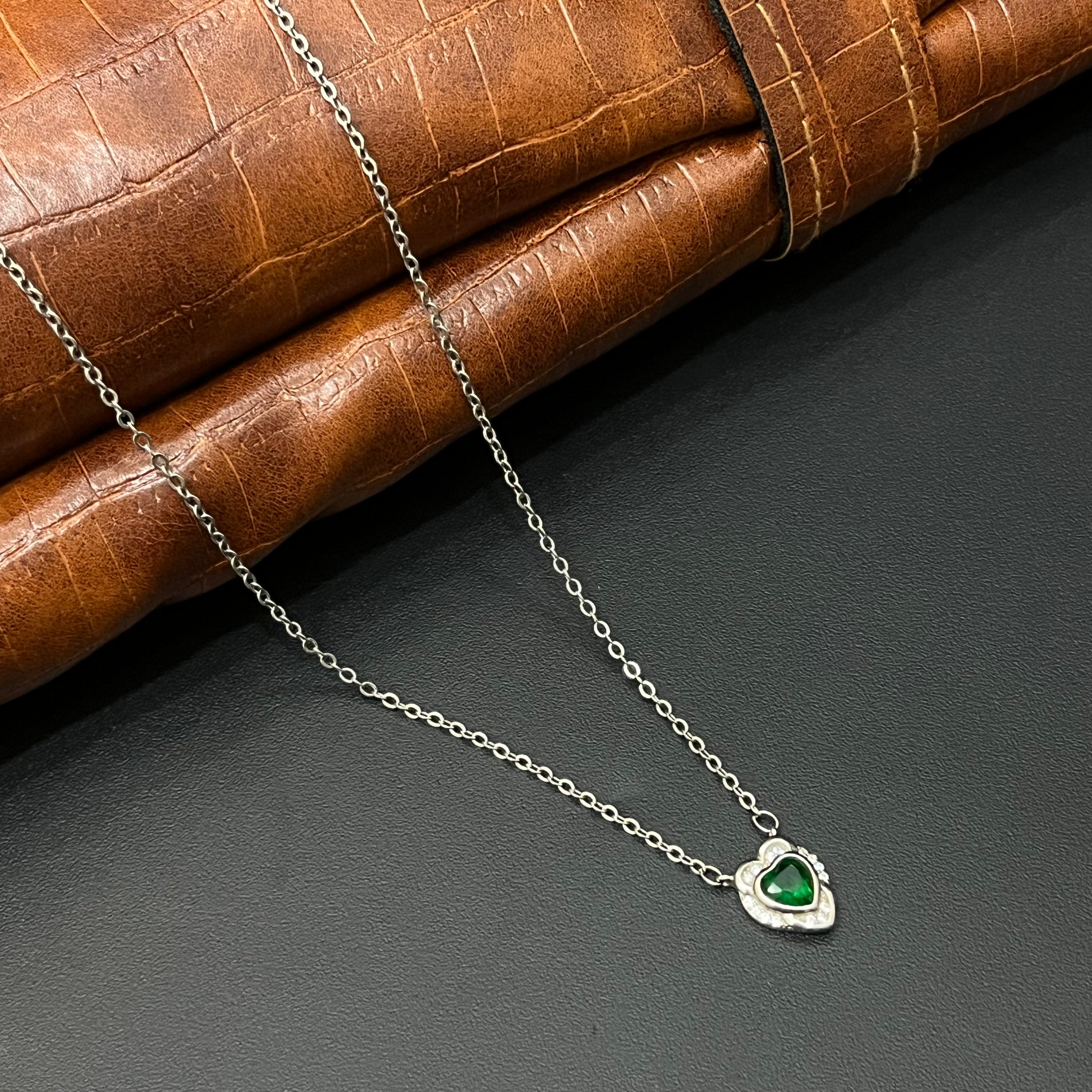 Silver Ladies Chain Green Emerald Heartz