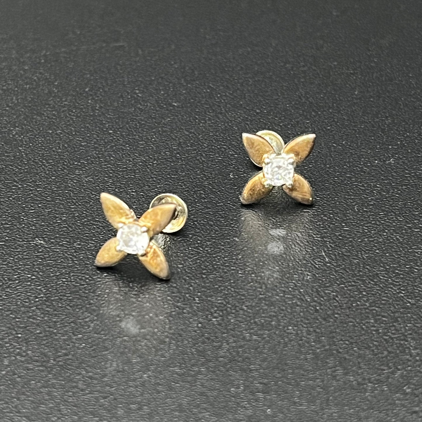 Silver studs Flower & Stone Design